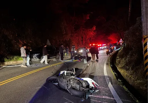 上阿里山追曙光　骑士载女友人自摔撞对向车2人送医　