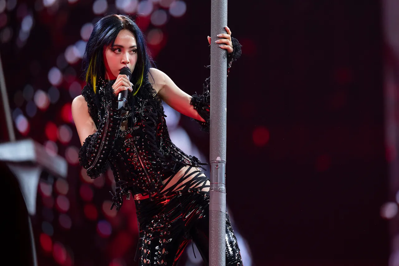 蔡依林解密大巨蛋「底台风景」　跃上电动机车飞速转场画面大公开　