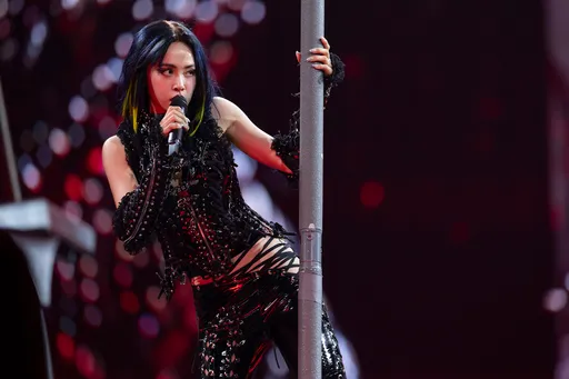 蔡依林解密大巨蛋「底台風景」　躍上電動機車飛速轉場畫面大公開　