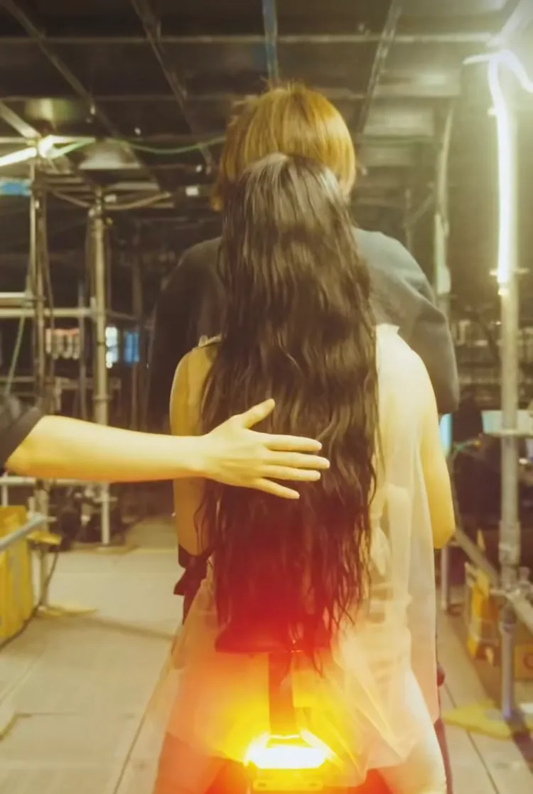 蔡依林坐在工作人員騎乘的電動機車轉往下一個指定地點。翻攝蔡依林IG限動