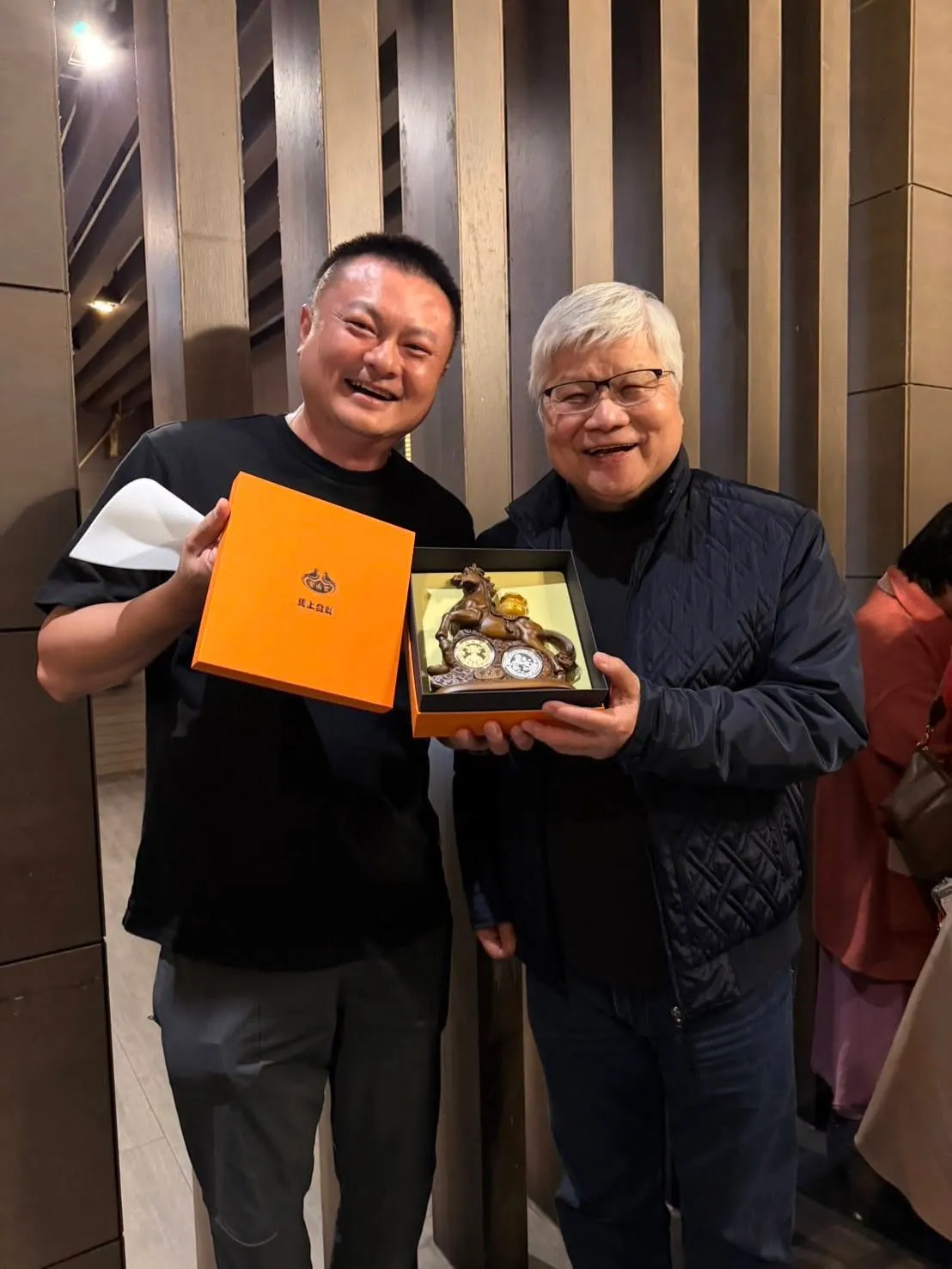 台積電總裁魏哲家12日晚間現身台中知名餐廳「鴨片館」用餐，老闆與魏哲家合影並送上南投紫南宮「馬年錢母」。翻攝店家臉書