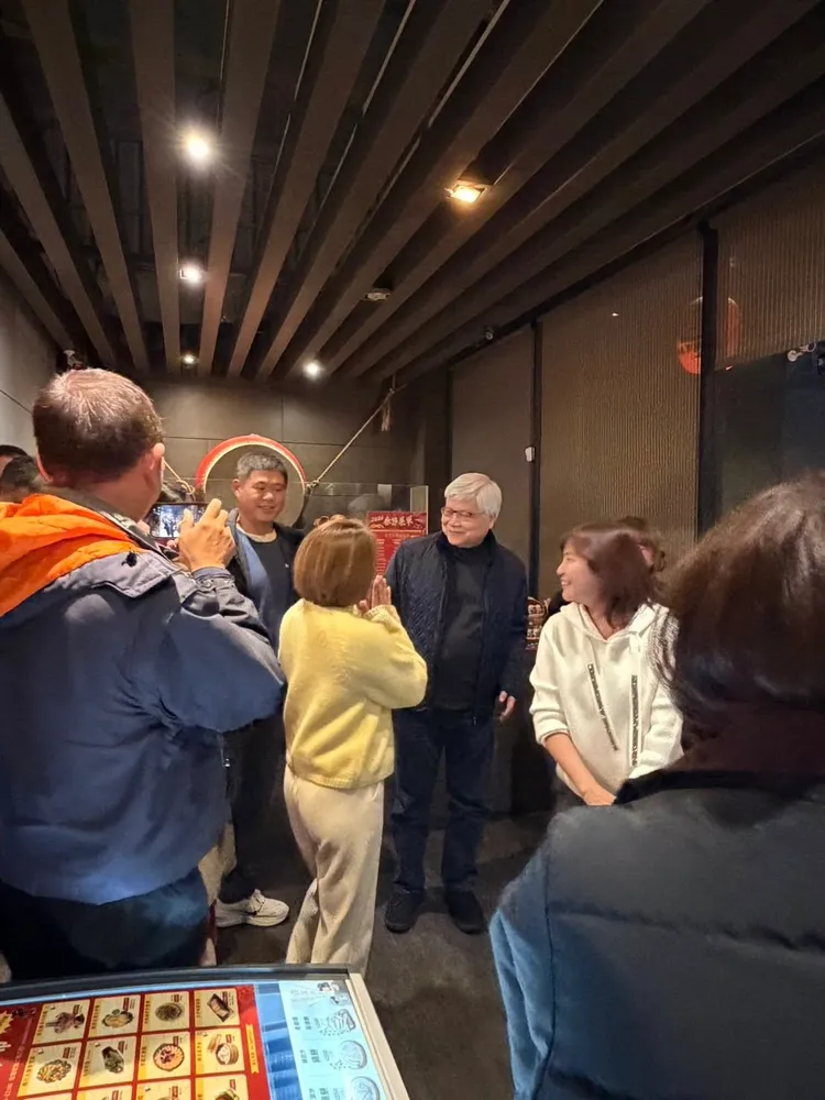 魏哲家原本是低調在店內用餐，後來被客人認出後要求合影。。翻攝「鴨片館」臉書