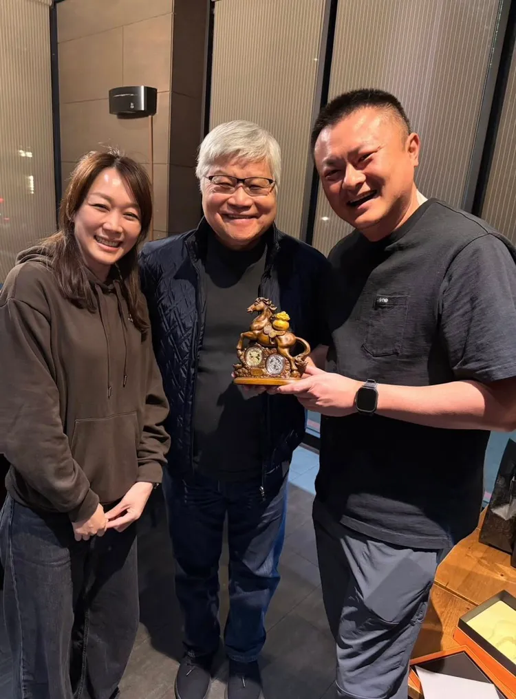 台積電總裁魏哲家12日晚間現身台中知名餐廳「鴨片館」用餐，老闆與魏哲家合影並送上南投紫南宮「馬年錢母」。翻攝店家臉書