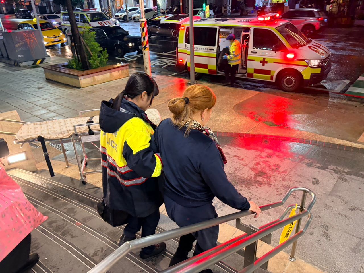 7旬婦血糖低跌坐捷運站手扶梯 警專實習生暖心攙扶協助送醫