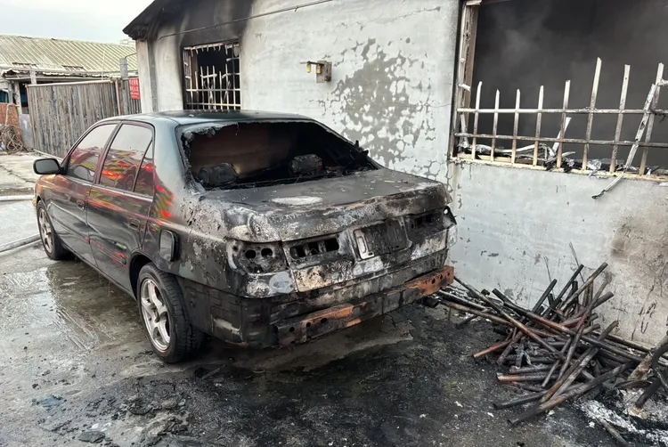 火勢還波及停放在外的一部轎車。民眾提供