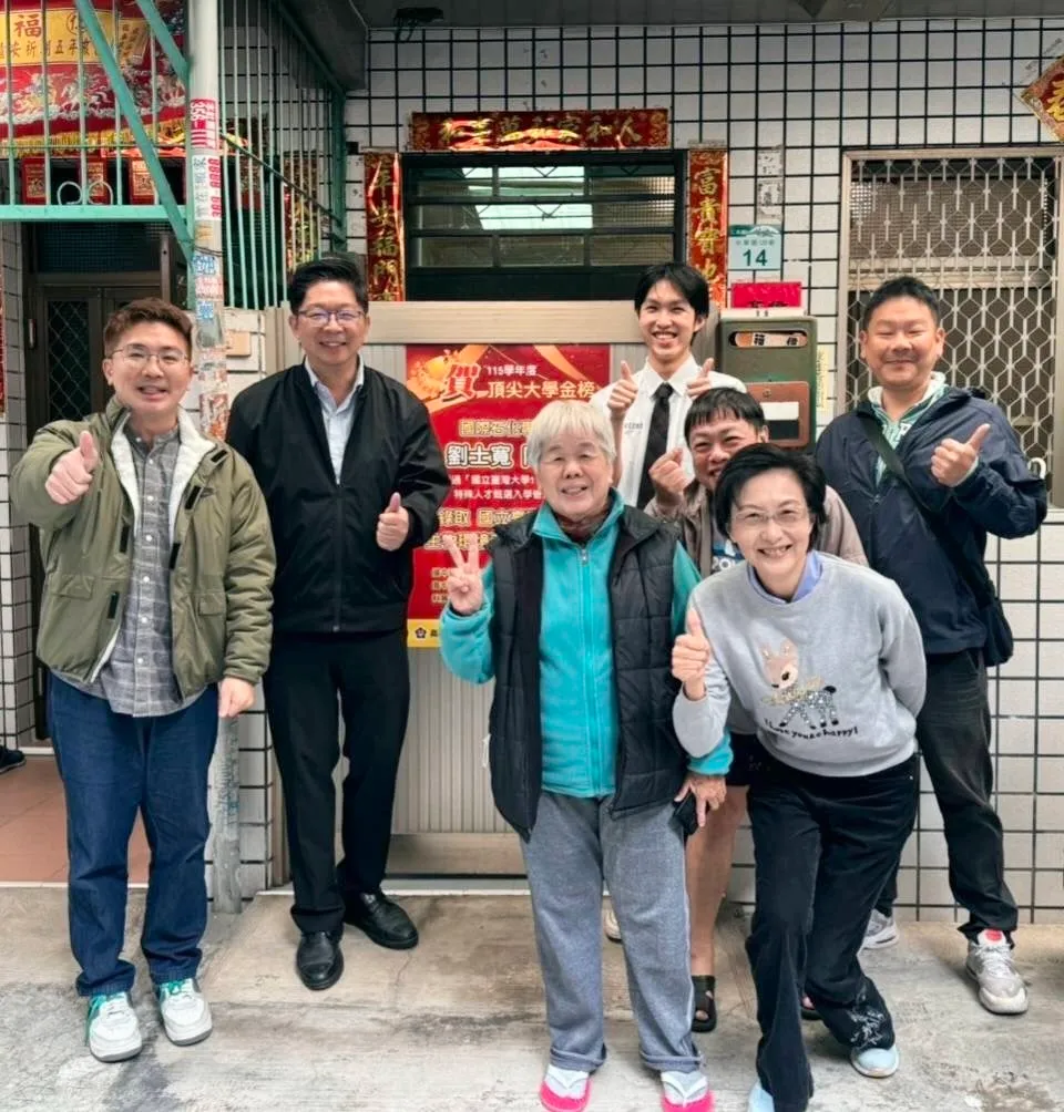 校长、家长会会长到刘士宽同学家中张贴贺榜。翻摄画面