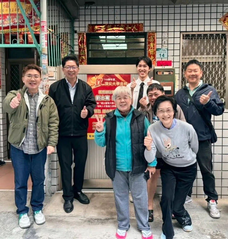 校長、家長會會長到劉士寬同學家中張貼賀榜。翻攝畫面