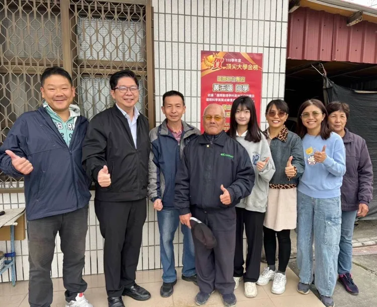 校長、家長會會長到黃玉涵同學家中張貼賀榜。翻攝畫面