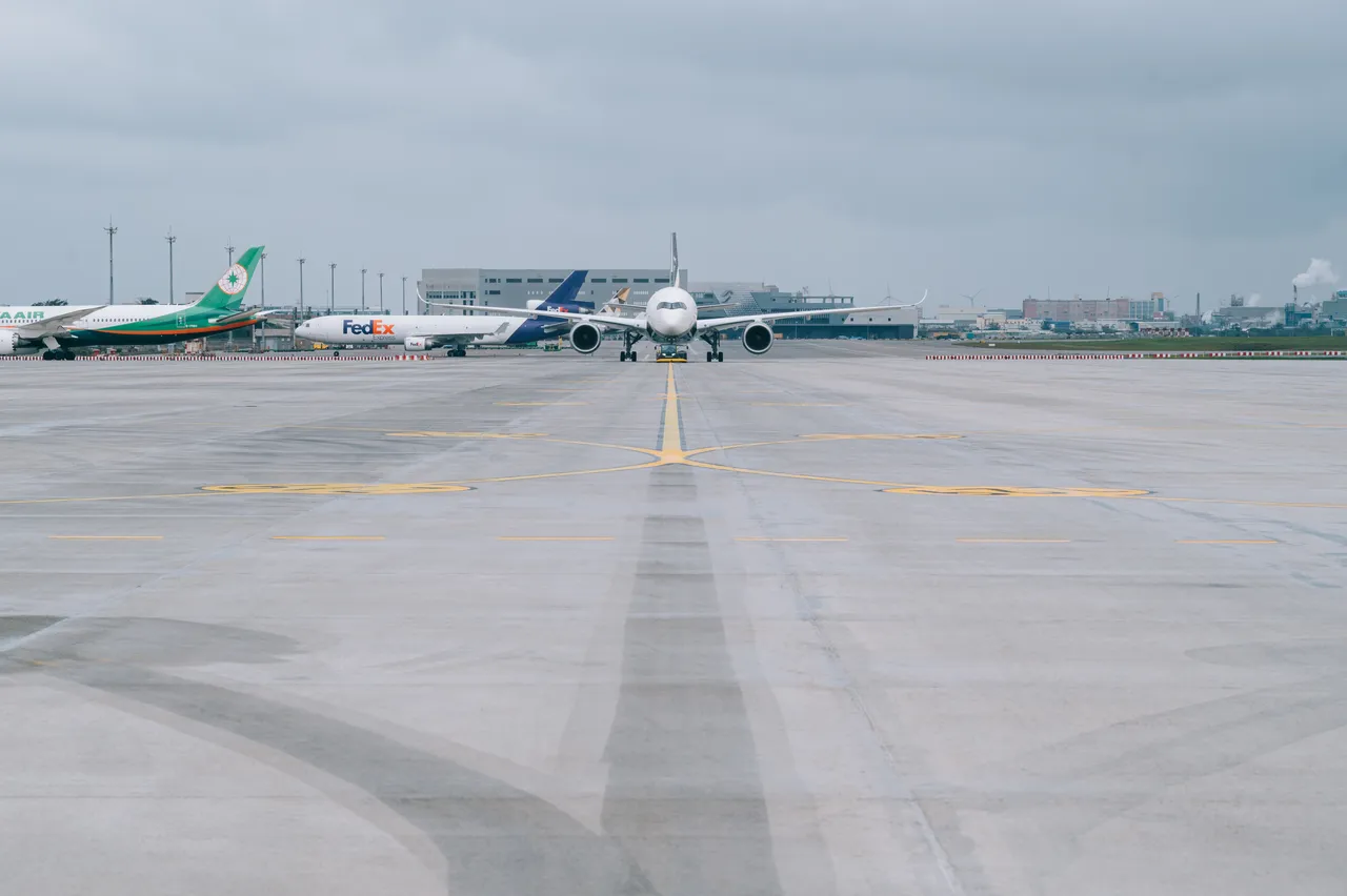 第三跑道臨時過夜停機坪啟用，將擴增貨機位、提升台美貨運效率。桃機提供