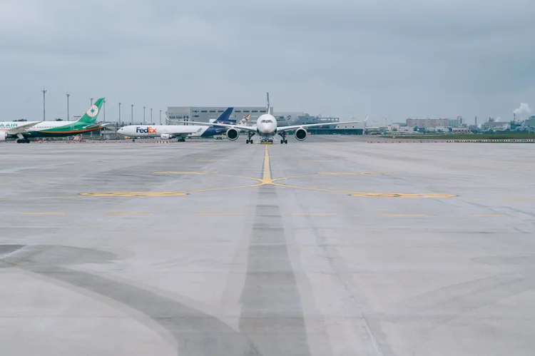 第三跑道臨時過夜停機坪啟用，將擴增貨機位、提升台美貨運效率。桃機提供