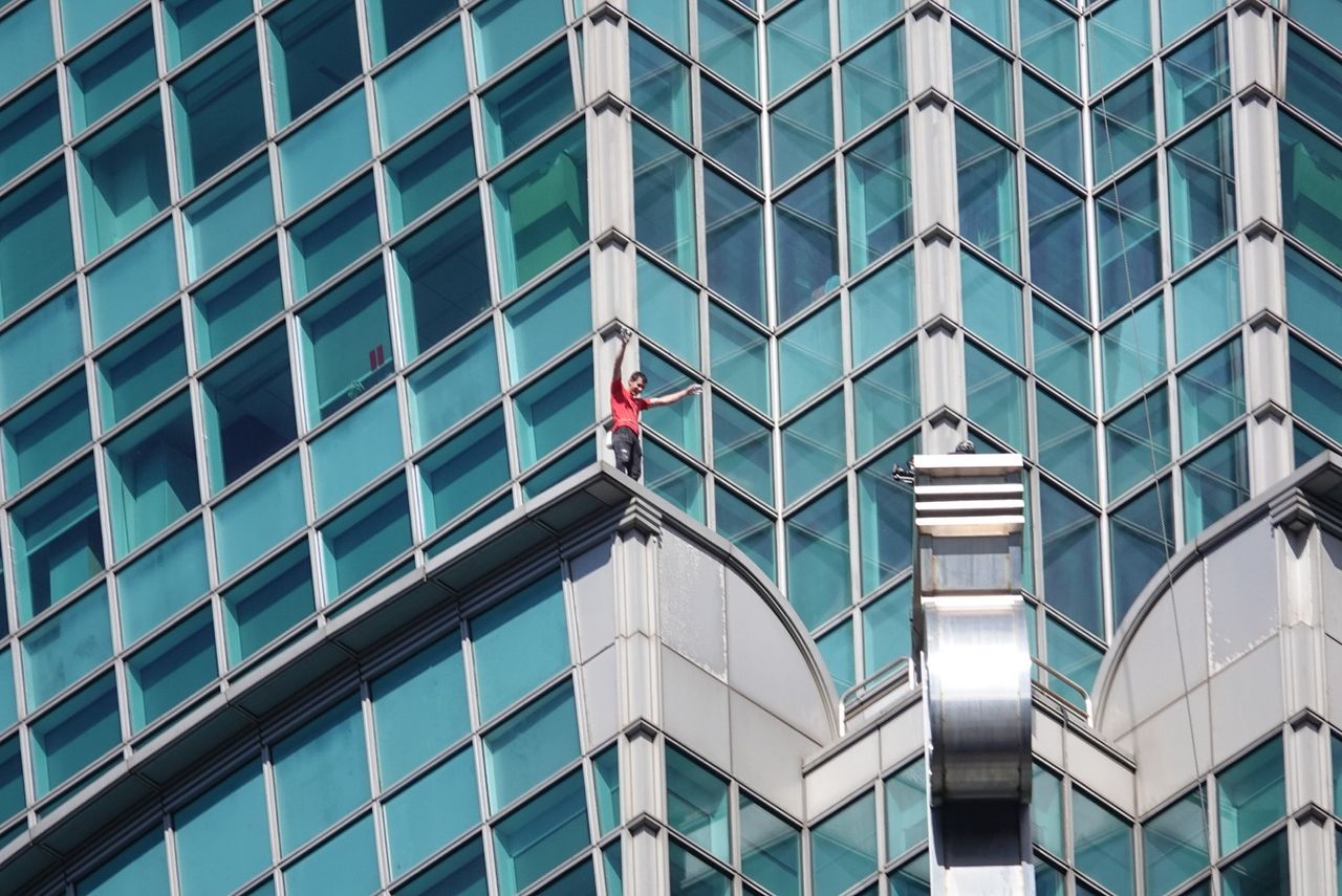 台北開始放晴!霍諾德徒手挑戰101中 攀爬逾1小時稍歇息續攻頂