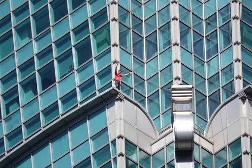 台北開始放晴！霍諾德徒手挑戰101中　攀爬逾1小時稍歇息續攻頂