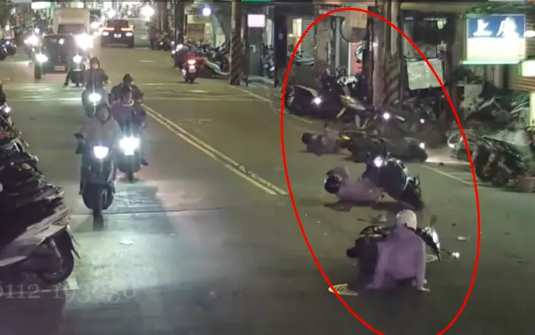 3輛機車連環撞，其中葉男(紅圈上一)噴飛在地上翻滾，四肢多處擦挫傷。翻攝畫面