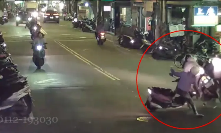 倪男在汽車背後突然閃現左轉，2直行車反應不及當場撞上。翻攝畫面