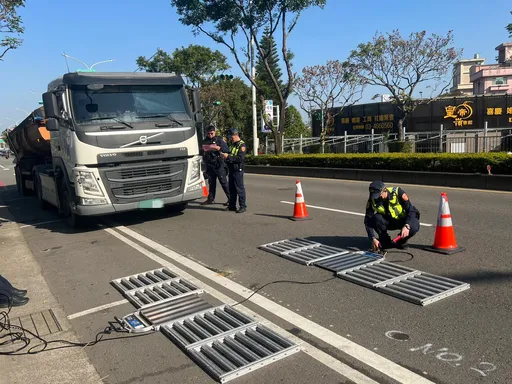 壢警強力取締違規大型車　瀝青車超重近20噸遭依法舉發