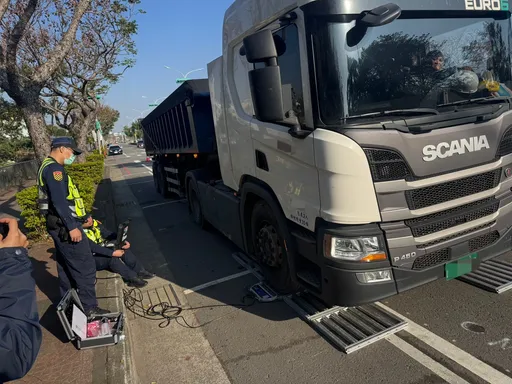 壢警強力取締違規大型車　瀝青車超重近20噸遭依法舉發
