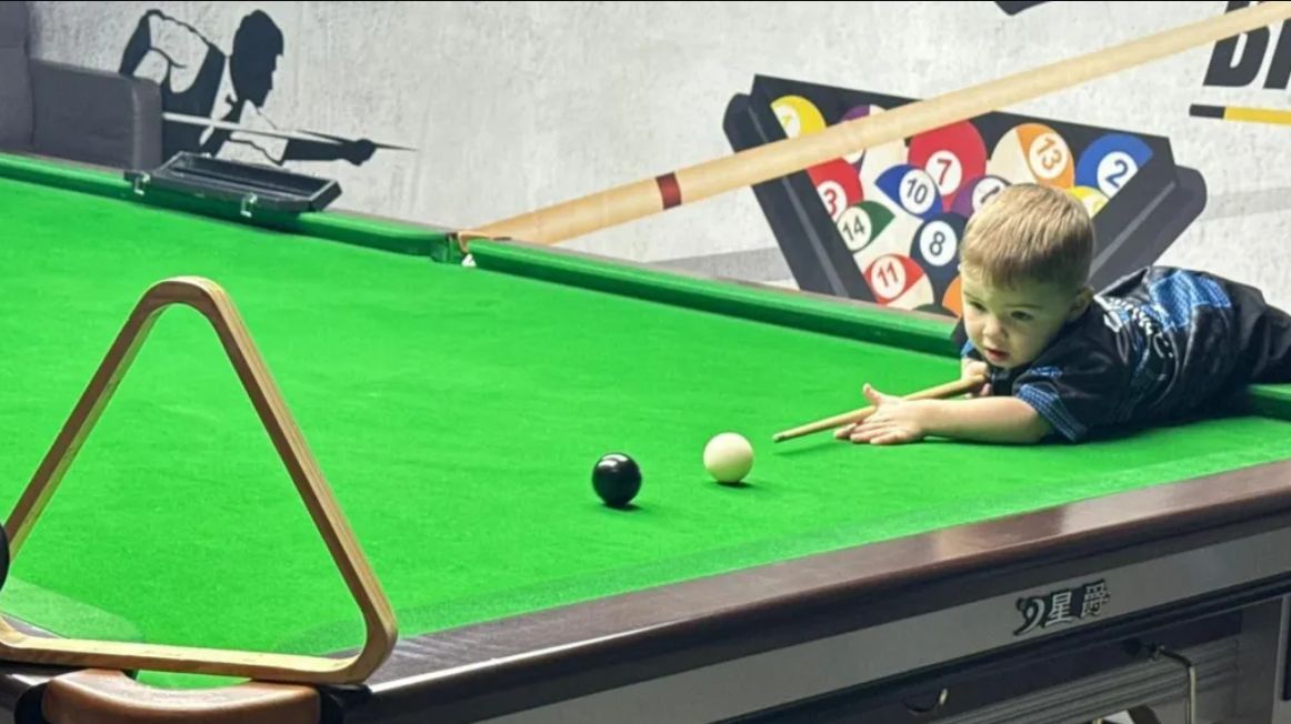 有片|兩歲嫩娃爬上球桌現神技 司諾克花式擊球創世界紀錄
