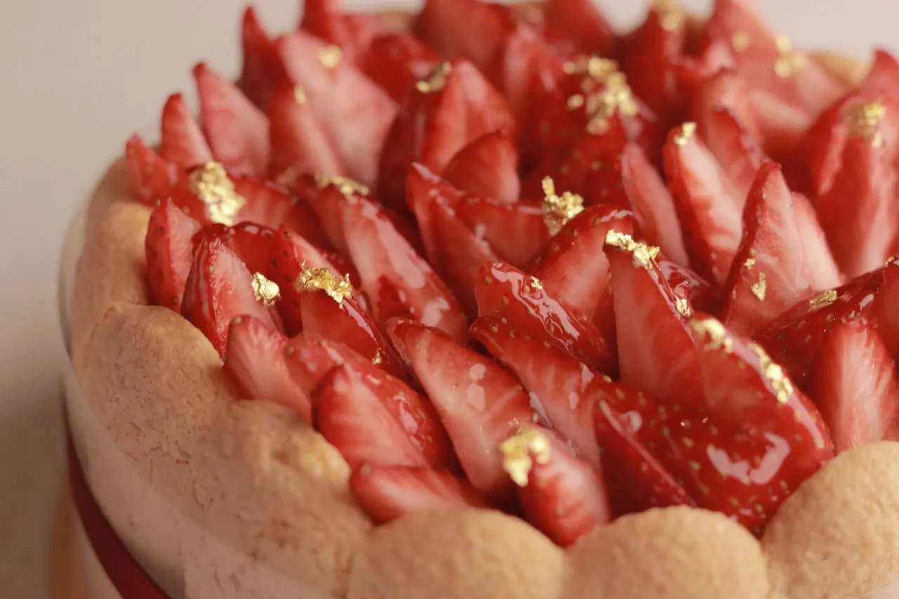 「草莓開心果夏洛特蛋糕」選用色澤墨綠、香氣深沈的西西里開心果製作慕斯，堅果的質地與草莓的酸甜，構築出具備立體感的味覺層次。業者提供