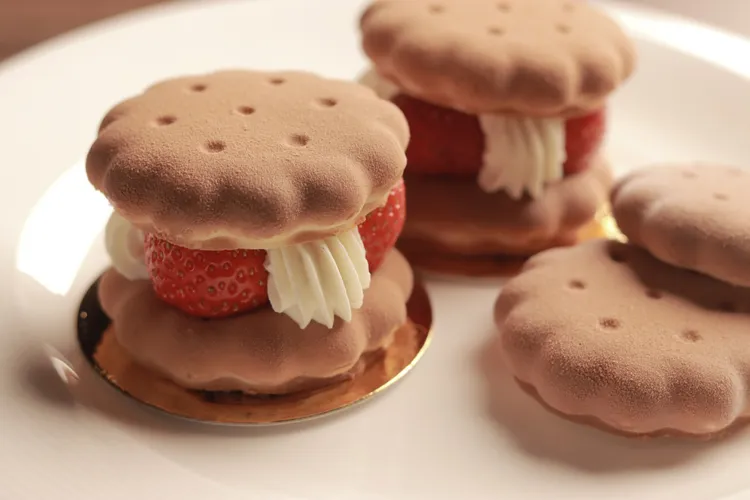 「草莓 Cookies」低調的焦糖慕斯與巧克力酥餅相互襯托，將童年的純粹餅乾，轉譯為當代的優雅甜韻。業者提供
