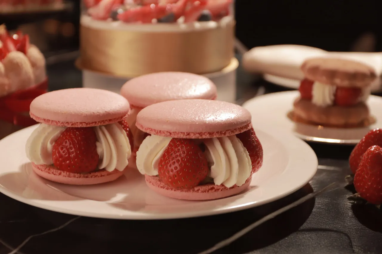 「草莓馬卡龍」蛋白霜殼內夾濃郁開心果奶餡，藏著濃郁的開心果奶餡與酸甜的草莓。業者提供