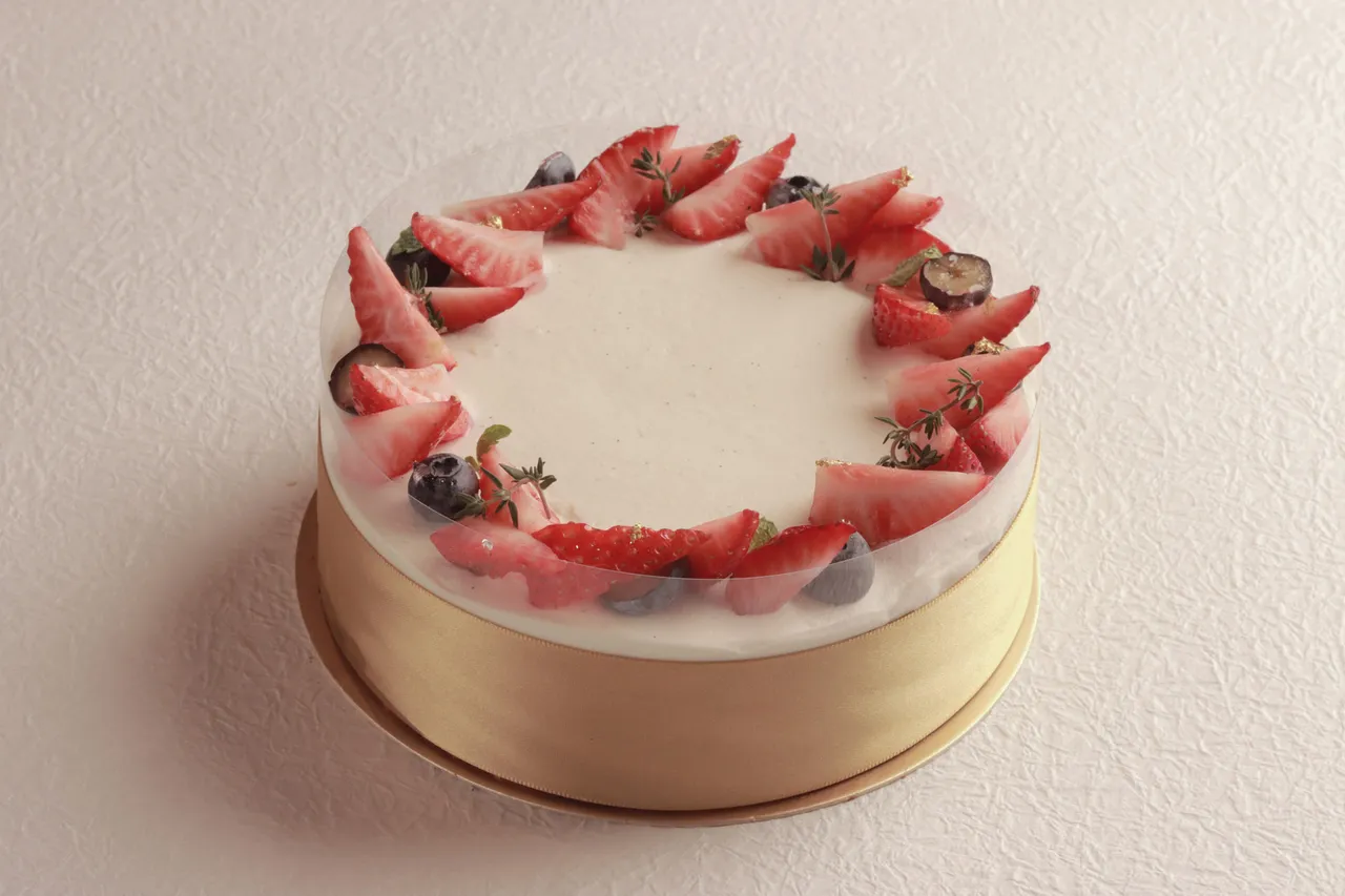 「草莓巴斯克蛋糕」以北海道十勝乳霜打造半熟核心，質地如奶油般滑順，尾韻保留當季草莓原汁的清爽，完美平衡了乳脂的濃厚。業者提供