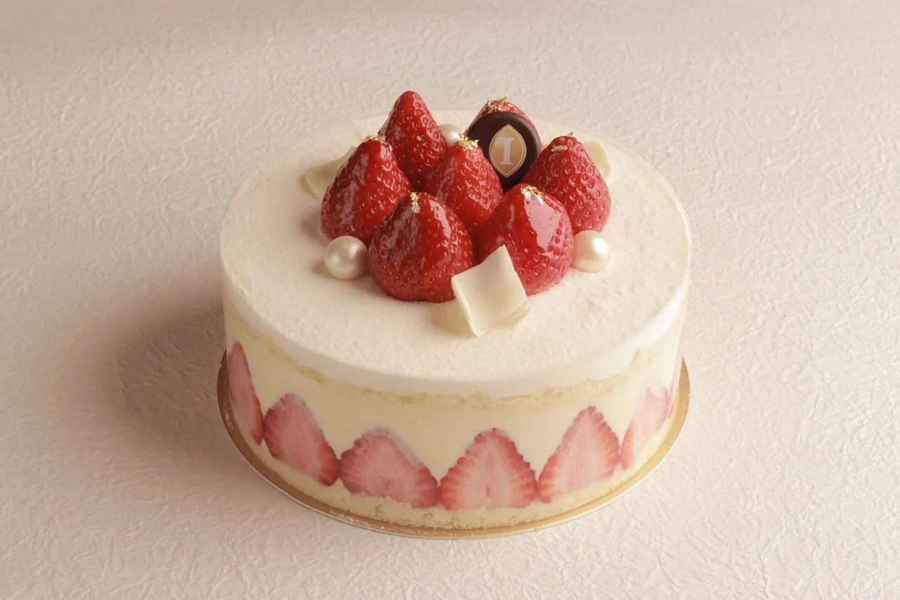 「草莓芙蓮蛋糕」承襲法式精髓，將大量鮮甜果實嵌入口感細緻的香草慕斯林，每一層都扎實，以達到草莓酸甜與乳脂香氣的精準平衡。業者提供