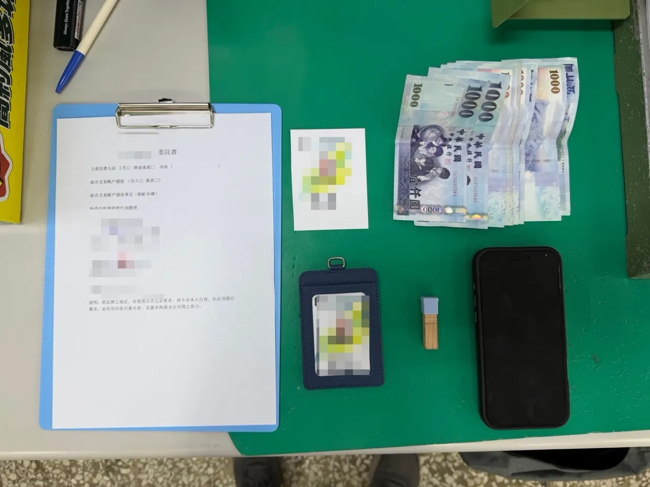 警方當場查扣攔阻現鈔 550 萬元。翻攝畫面