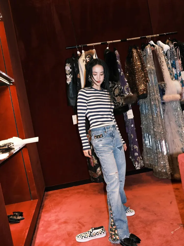 蔡依林穿著VALENTINO與VANS的聯名鞋。翻攝蔡依林工作室微博