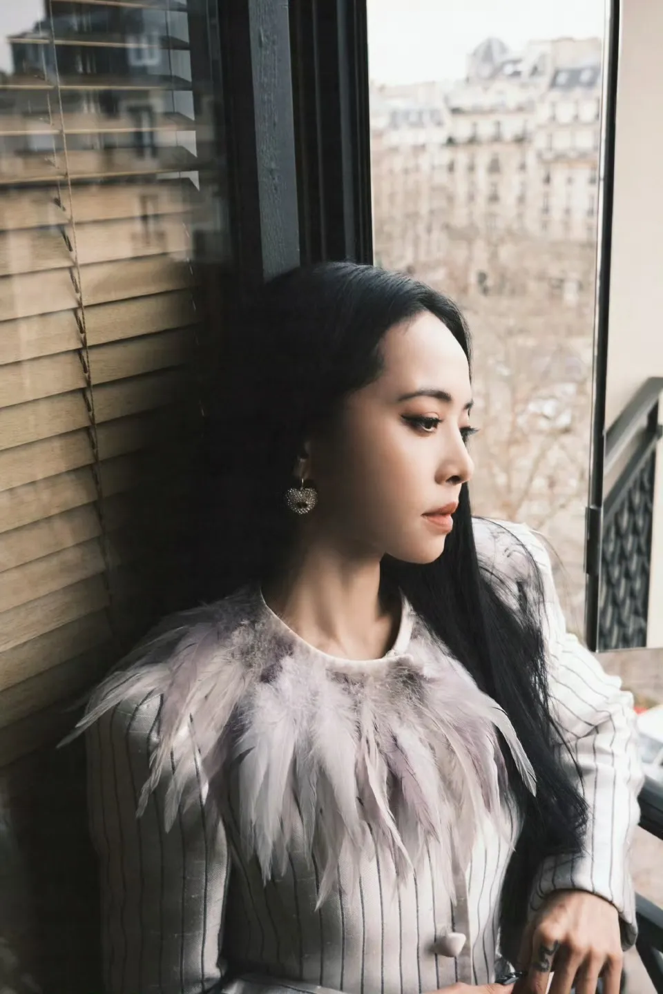 蔡依林的看秀造型展現出高訂服裝的華麗感。翻攝蔡依林工作室微博