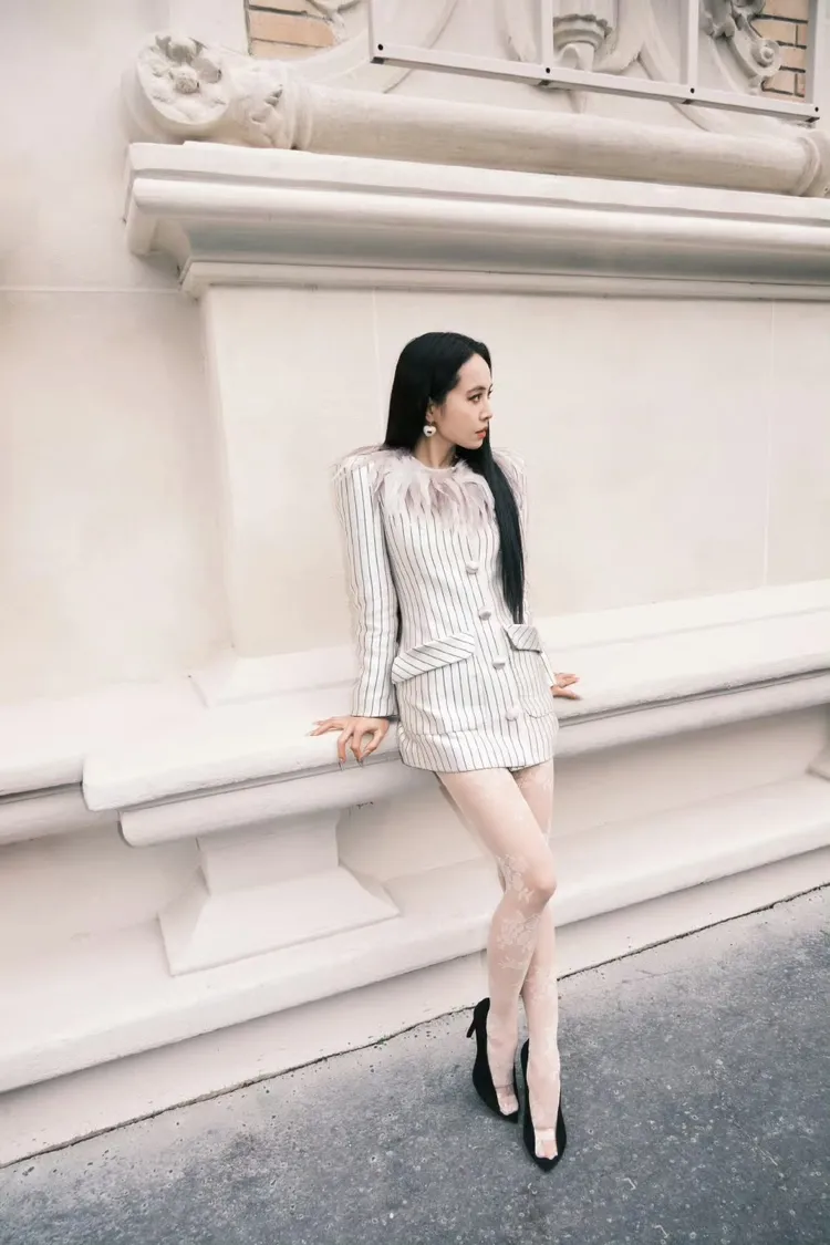 蔡依林以直條紋排扣西裝短裙搭配蕾絲花紋透膚長襪。翻攝蔡依林工作室微博