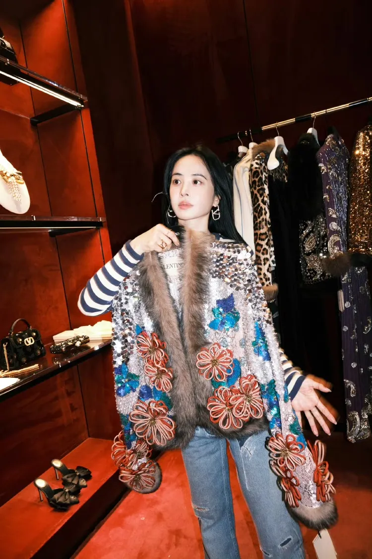 蔡依林也對刺繡外套很有興趣。翻攝蔡依林工作室微博