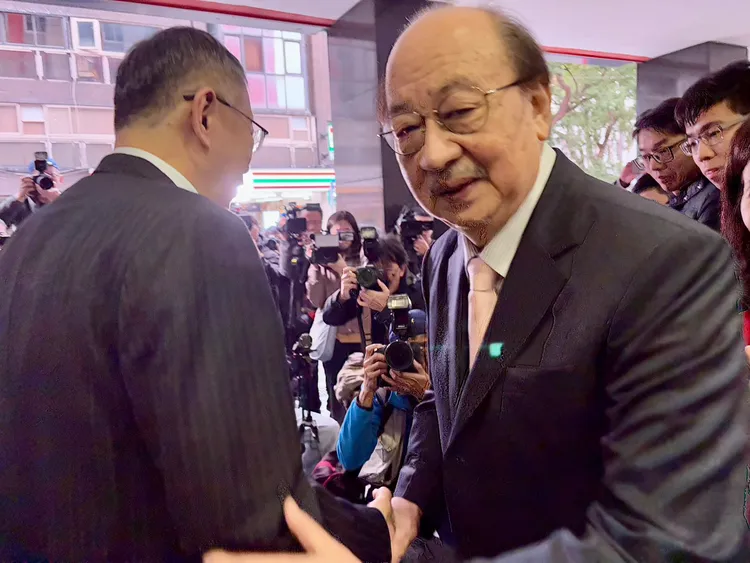 民眾黨前主席柯文哲拜會民進黨團總召柯建銘。邱筠媜攝