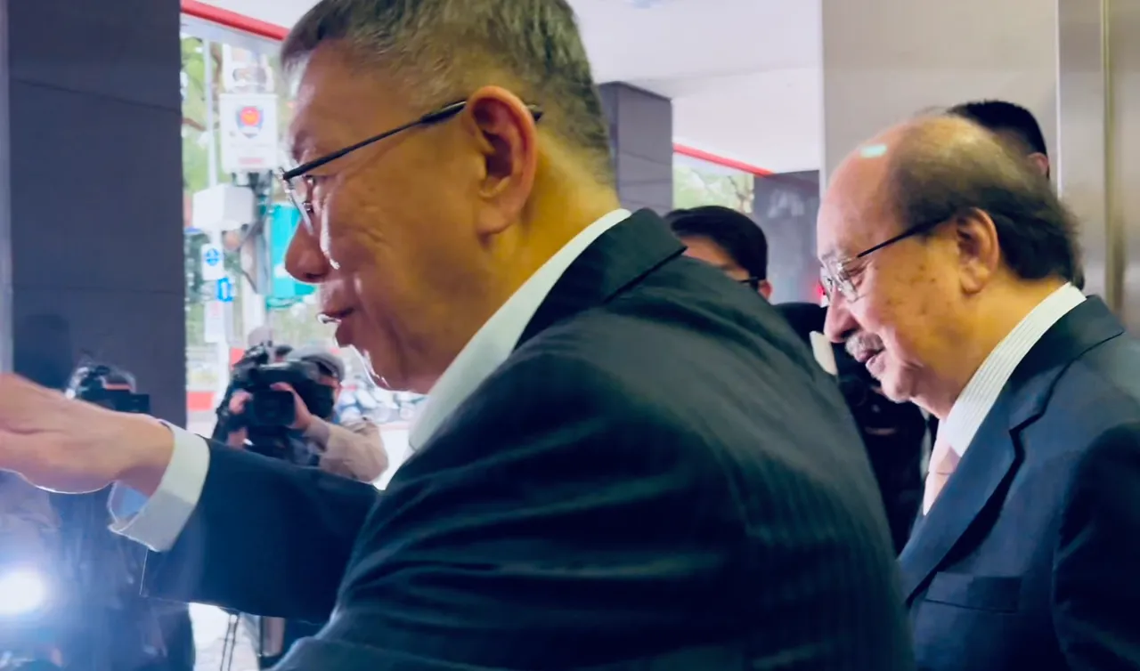 民众党前主席柯文哲拜会民进党团总召柯建铭。邱筠媜摄