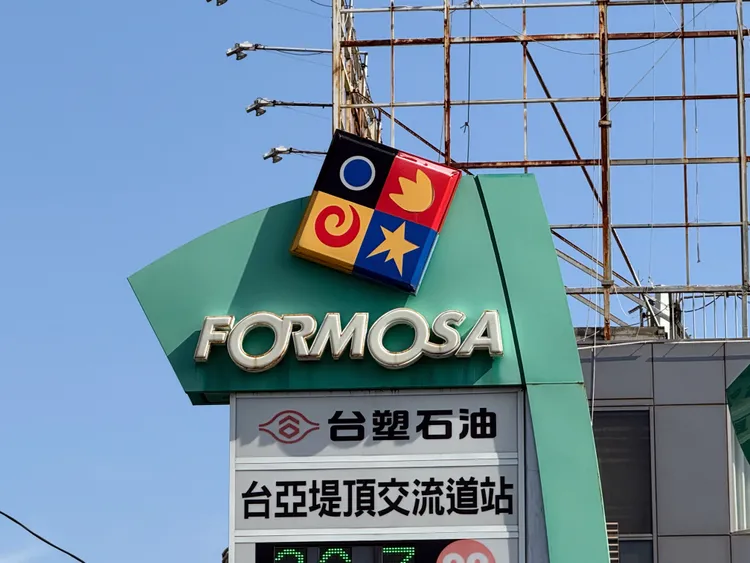 今依油價公式，預估下週汽油調降0.1元、柴油不調整。圖為台亞加油站。攝影中心