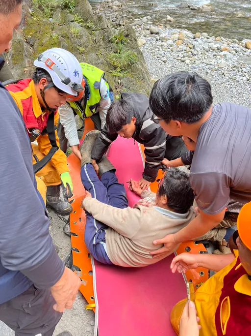 60歲男騎機車摔砂卡礑溪床25米深　警消繩索吊掛救起命大意識清醒