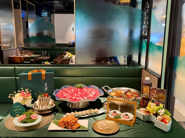 配合青花驕新據點開幕，同步亮相外帶年菜「驕宴美饌」雙人、四人組合等餐點。 莊偉祺攝