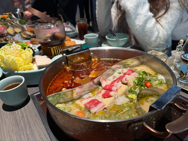 青花驕經典青花椒麻辣鍋、青麻椒肥牛鍋。莊偉祺攝