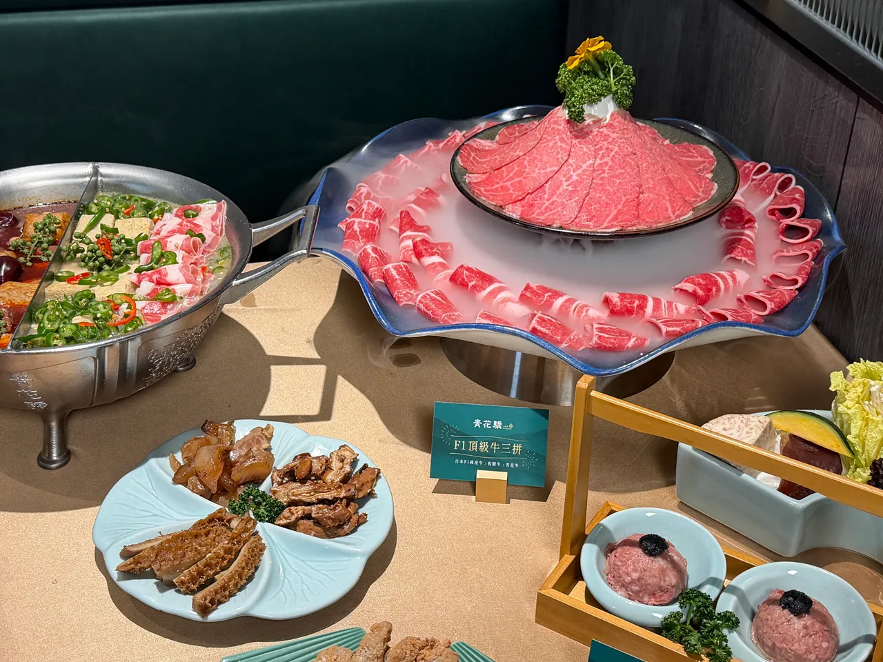  「海陆骄宴四人套餐」可选择四种锅底任一款，并搭配「双主餐＋客制肉盘」等餐点。庄伟祺摄