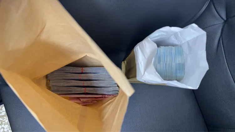 警方查扣贓款約87萬現金。翻攝畫面