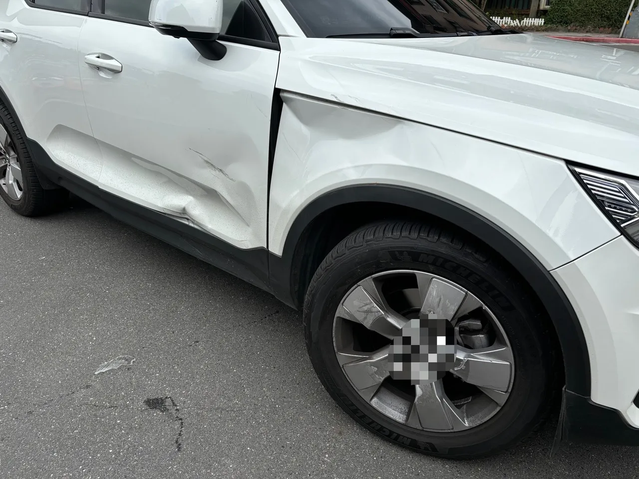 小客车车损。翻摄画面