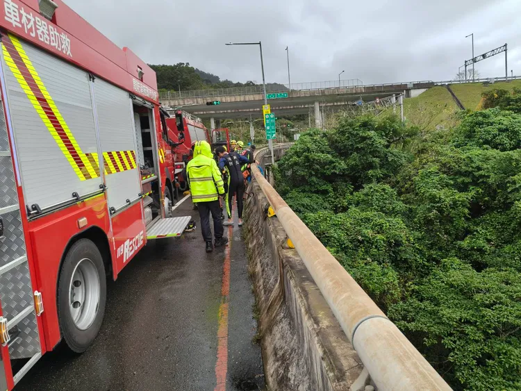 消防人員以繩索吊掛方式將老翁救上。翻攝畫面