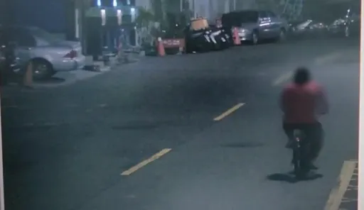 以为无人商店无人管！窃贼偷冰品全都录　警依法究办