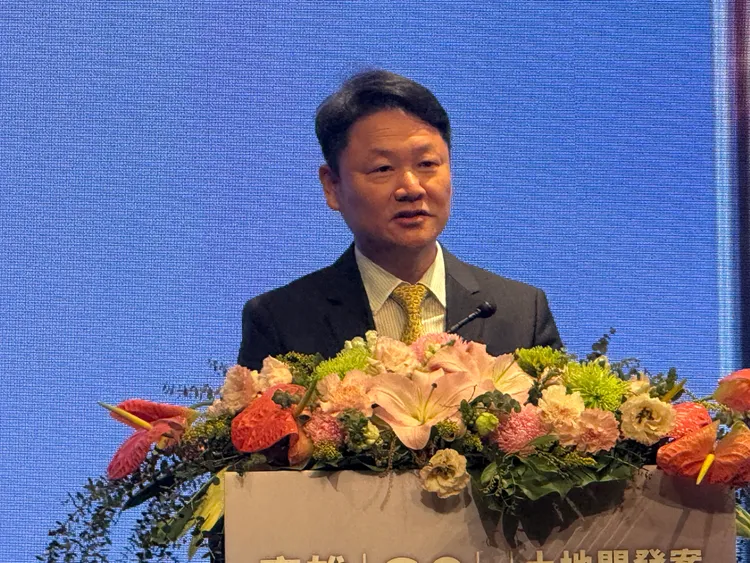 聯上集團蘇永義致詞指出，公司農16特區停35商場，今年將取得使用執照，而O9聯開案具備在高雄地段獨特性，基地被運動設施包圍，因此打造全市指標建築地標。葉家銘攝