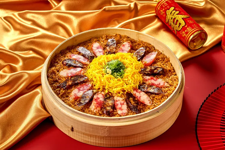 「港式臘味糯米飯」臘腸的鮮甜與酒香融入米粒裡，美味不油膩，米糯不軟也不黏，是一道經典的港式家常年菜。瀚寓酒店提供