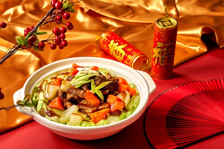 「柱侯銀蘿牛肉煲」秘製嫩煮手工醬料，牛腱子心帶點膠質口感Q彈，蘿蔔入口即化，口味甘甜豐潤。瀚寓酒店提供