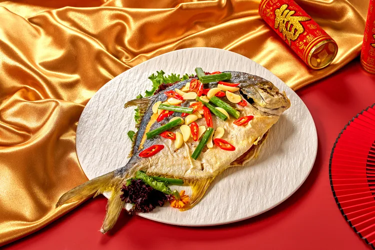 象徵年年有餘的「椒鹽香蒜金鯧魚」，金鯧炸至外酥內嫩，拌入椒鹽與蒜香激發鮮味。魚肉細緻、鹹香爽口，每口皆是酥脆香氣。瀚寓酒店提供