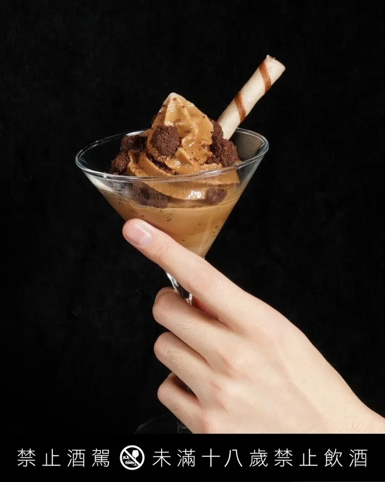 不同於高甜度甜品路線，巧克力啤酒霜淇淋保留啤酒麥芽風味與可可苦韻，鎖定想吃甜卻不愛甜的大人族群，呈現成熟而輕盈的口感表現。金色三麥提供