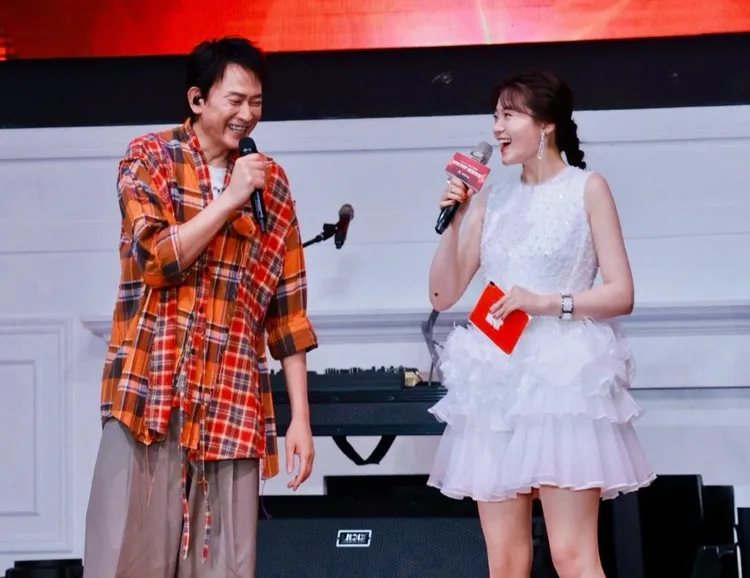 長源尾牙找來王識賢開唱。翻攝自楊小黎臉書