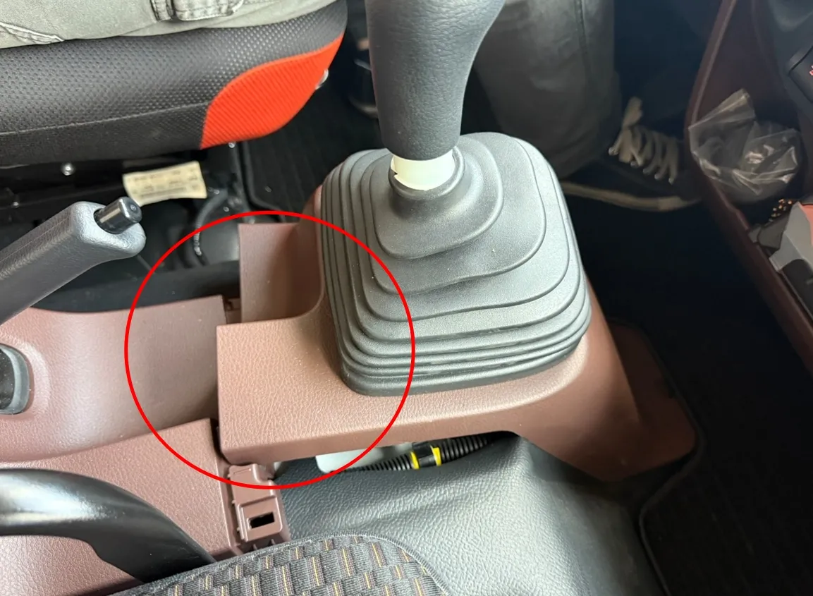 長源交付的車輛，內裝多處接縫部勻稱，疑似有瑕疵。峻富提供