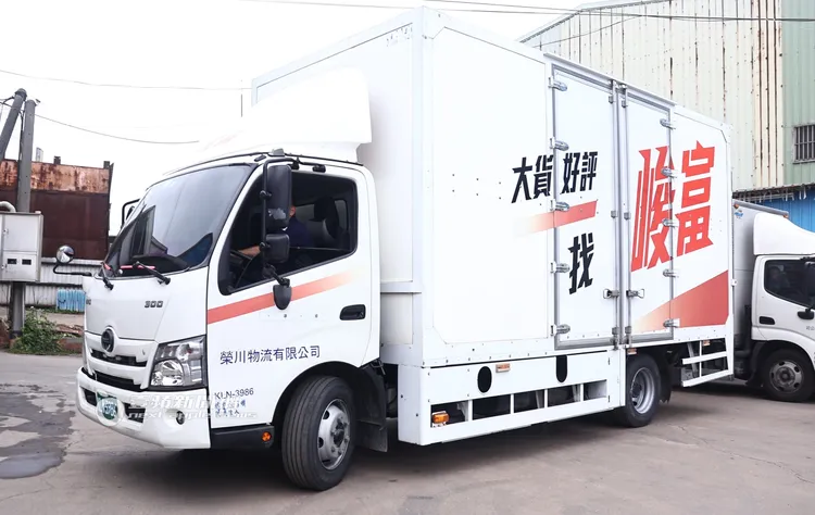 峻富向長源購買的車輛為底盤（車頭），另由長源協助向其他廠商拼裝車廂及尾門（非當事車）。陳博鈞攝